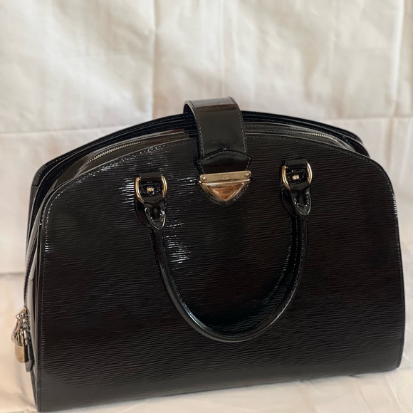 Louis Vuitton Patent Epi Pont-Neuf GM - Picture 3 of 5